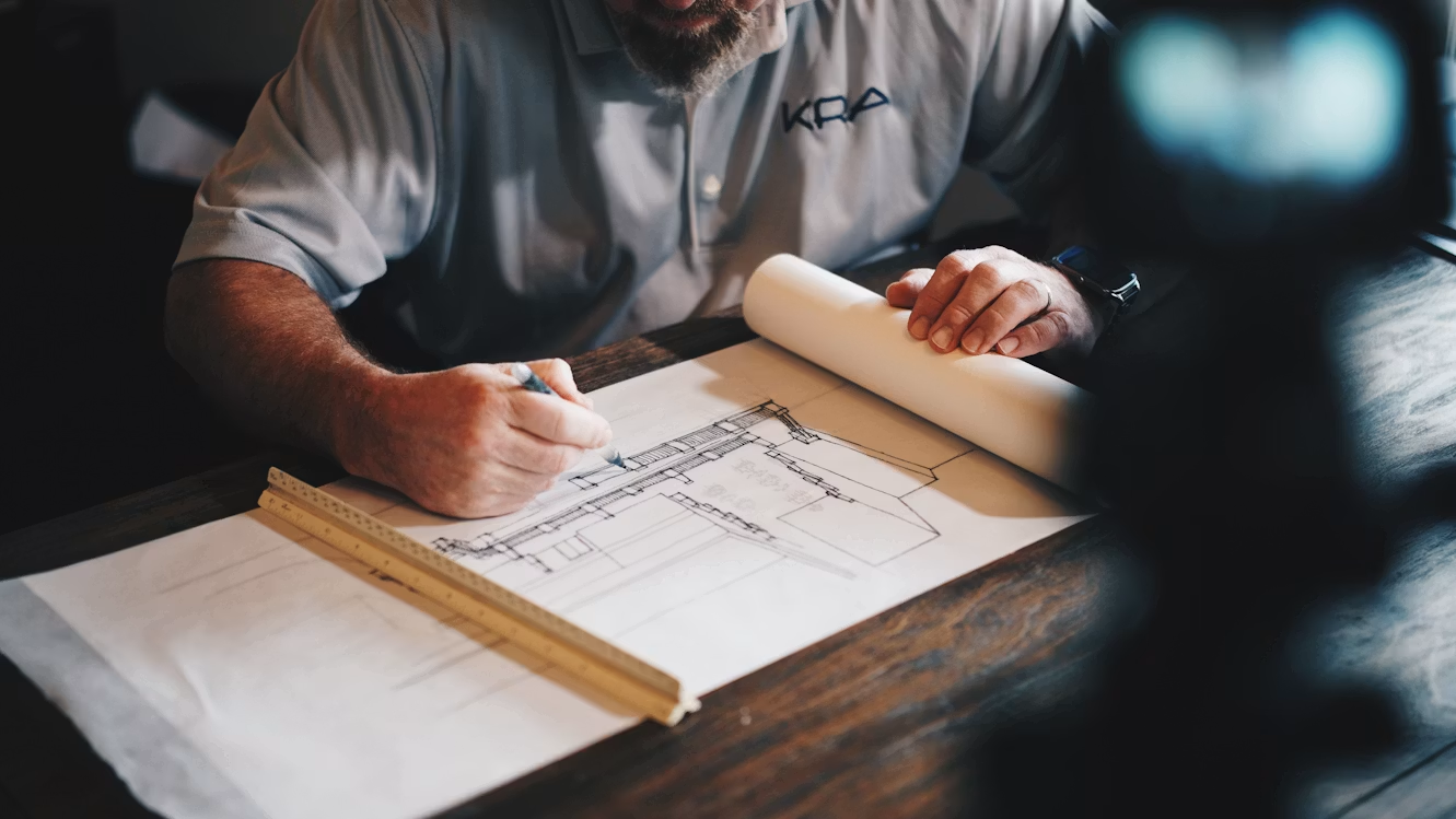 Architecte dessinant un plan à la main